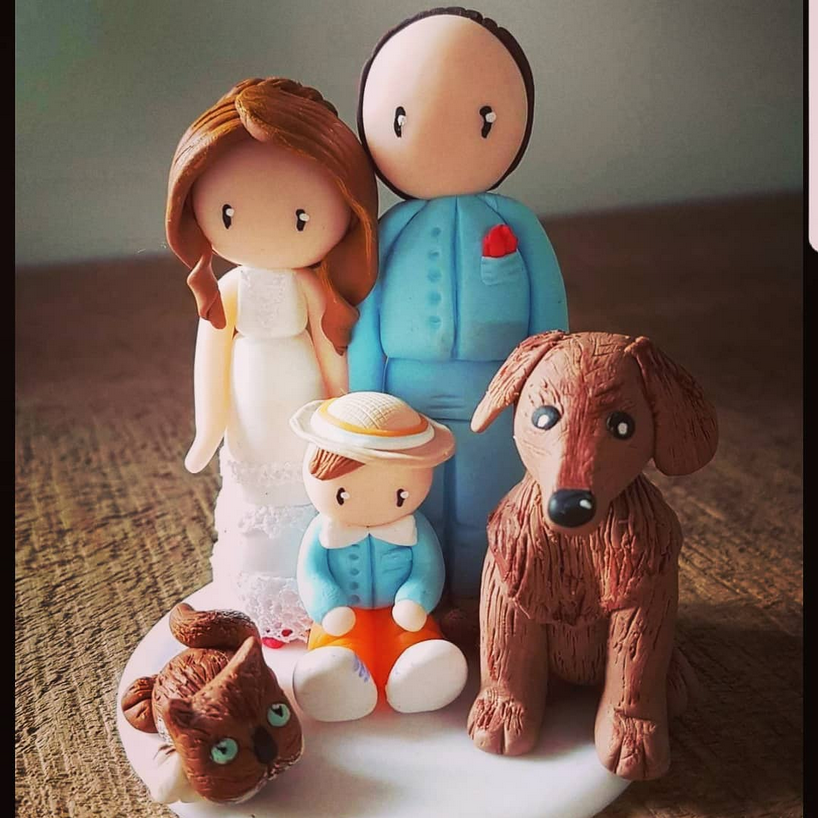 Famille avec son enfant et leurs animaux